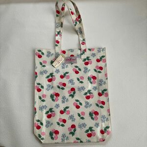 Cath Kidston キャスキッドソン 大きめトートバッグ　ビニールコーティング　PVC マチ付き　さくらんぼ柄　B4可能