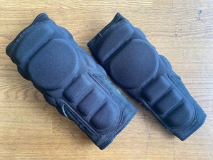  elbow guard ( elbow for )| on arm around 28cm under arm around 26cm| secondhand goods 