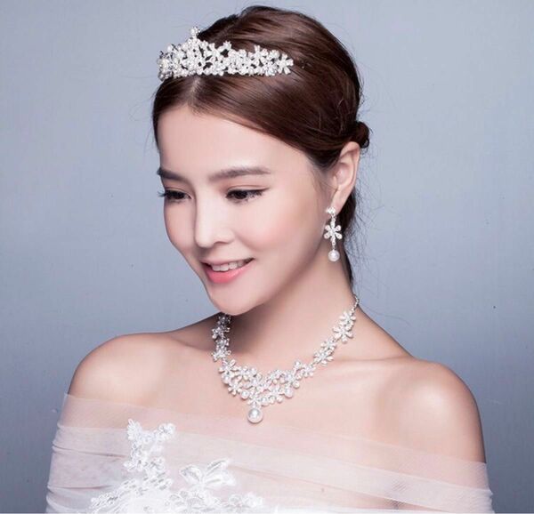 ティアラ　ビジュー　 シルバー　ヘアアクセサリー ヘッドドレス　結婚式　ウェディング　花嫁　姫