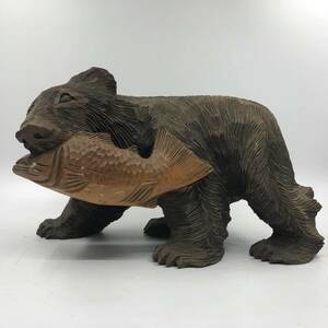 鮭をくわえた木彫りの熊の置物　北海道　北海道民芸　アンティーク　昭和レトロ　横幅約30cm　高さ約20cm★K1244Z