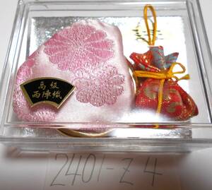 ピンク色の菊柄の西陣織の小銭用のがま口財布と匂い袋のセット／未使用
