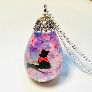 [桜と黒猫〜①] ハンドメイド・レジン/ネックレス・ペンダント・キーホルダー/雫型チャーム