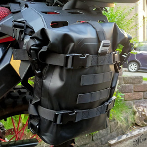 ◆便利な複数ベルトループ◆ シートバッグ 8L 完全防水 シームレスプライシング バイク オートバイ ツーリング ショルダー ブラック