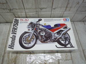 Hd9915-100♪【80】未組立 タミヤ 1/12 Honda VFR750R