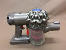 【N-5932】dyson ダイソン V6コードレスクリーナー DC74 掃除機 清掃済 充電器 サイクロン掃除機 通電のみ 現状品【千円市場】_画像2