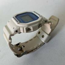 ▽【500円スタート】CASIO カシオ 腕時計 G-SHOCK DW-5600WB スクエア デジタル アラームクロノ クォーツ メンズ ホワイト×ブルー 稼働品_画像2