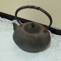 神社の蔵出し品「南部鉄器」 横幅約21cm×縦幅持ちてを含めると約21cm 蓋こみで約14cm 食器 骨董品 茶道具 急須 鉄器 金属工芸 鉄瓶 茶器_画像2