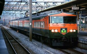 082　【３５㍉ネガ】185系（湘南色）　草津マーク　渋川駅　カラーネガ１コマ