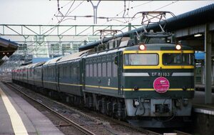 120　【３５㍉ネガ】EF81103＋24系寝台客車　トワイライトエクスプレスマーク　直江津駅　カラーネガ１コマ