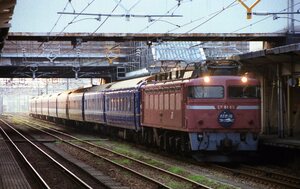 103　【３５㍉ネガ】EF81 45＋24系寝台客車　日本海マーク　高岡駅　カラーネガ１コマ