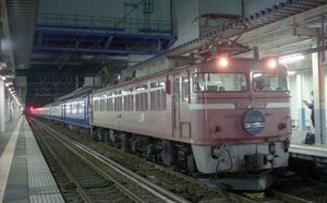 096　【３５㍉ネガ】EF81107＋24系寝台客車　日本海マーク　直江津駅　カラーネガ１コマ