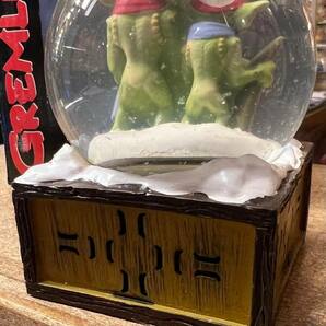 GREMLiNS Holiday Snowglobe グレムリン ホリデー スノーグローブ スノードーム 置物 雪景色 雪 冬景色 クリスマス 映画 GREMLiNの画像6