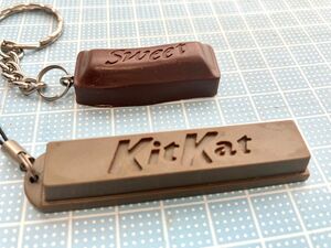 ① Kit Kat ② Sweet キーホルダー ２個　チョコレート　キットカット　スウィート　ユニーク　レトロ