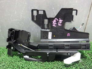 Must Sell ABA-WF0SFJ Ford Fiesta rightフロントドアロックアクチュエーター 06-03-11-531 B2H-2 スリーアール長野