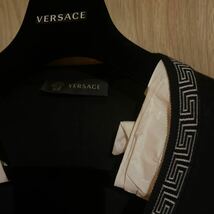 Versaceヴェルサーチェ　メンズ　春カーディガン　グレカ　ブラック　サイズ46 美品_画像2