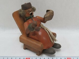 P1696 Erzgebirgische ドイツ 木彫 煙出し人形 椅子の人物 木工芸