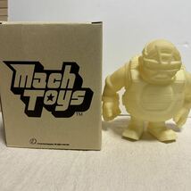 Bash9 キャッチャー08 MachToys 蓄光タイプ　デザイナーズ ストリートフィギュア ソフビ _画像1