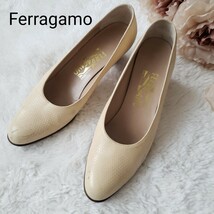 Ferragamo ベージュレザーパンプス 7ハーフ_画像1