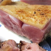 旨味の強い、炙り「鶏刺し、モモ肉500g位」国産、長期飼育で味の濃い熟鶏を使用　-鶏タタキ-_画像2