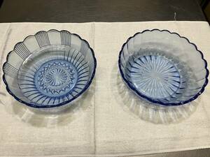 古い時代の薄青ガラス中鉢２個セット、気泡有、余市町の旧家の蔵から初だし、和ガラス、珍品、貴重品、綺麗な青ガラス、昭和レトロ、