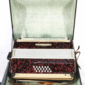 【ト滝】YAMAHA ヤマハ アコーディオン 8905 Steel Reeds Accordion 鍵盤楽器 レッド 赤 18ベース 30鍵盤 DE937DEW55の画像3