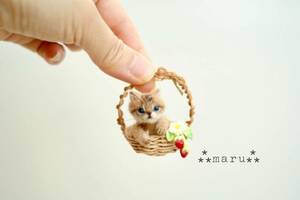 ＊maru＊羊毛フェルト　小さなカゴに入ったソマリ仔猫　ハンドメイド　ブライス　人形　ドールハウス