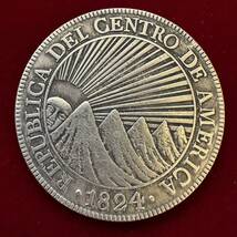 中米共和国 硬貨 古銭 1824年 火山の列 太陽 ツリー 8レアル 「自由に実を結ぶ」銘 コイン 銀貨 外国古銭 海外硬貨_画像1