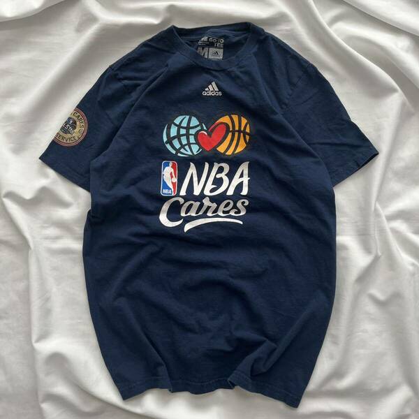 アディダス adidas 半袖Tシャツ NBA プリント Cares 古着 Mサイズ 送料込 ロゴ ネイビー 紺色 綿 コットン