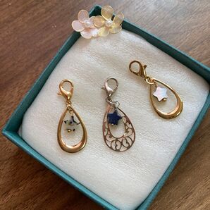 お値段改定!天然石のチャーム3点セット ラピスラズリ ダルメシアンジャスパー 黒蝶貝リバーシブル ハンドメイド