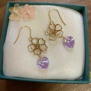 スワロフスキーパープルcolor付きお花のピアス　 イヤリングへも　ハンドメイド