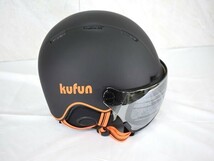 1円スタート kufun スキー用ヘルメット バイザー付き Lサイズ(58-61cm) ダイヤルで調節可能 レンズ透光率17% イヤーマフ付き 黒 A06238_画像1