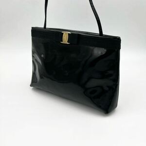 【1円】salvatore ferragamo フェラガモ ショルダーバッグ クロスボディバッグ　斜め掛け　ヴァラ　パテントレザー　エナメル　ブラック系 