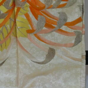 【Q0586】Ａアンティークお仕立て上がり正絹振袖 薄ベージュ地に菊模様 刺繍入りの画像8