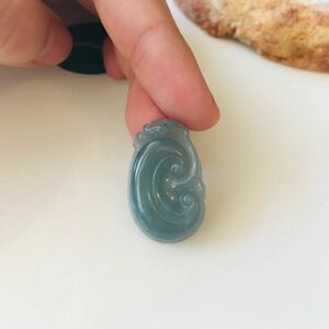 [P50-060] ジェイド　JADE ヒスイ　本翡翠　ペンダント　天然石　一点物　グアテマラ産　ミルキーブルー　彫刻