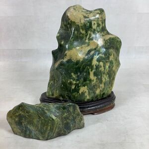 C4026. 鑑賞石. グリーン系. 緑色系. 詳細不明. ■台座付き 約5.1kg. W21cm／H28cm／D11cm. ■台座無し. 約1.0kg. W17cm／H9cm／D6cm