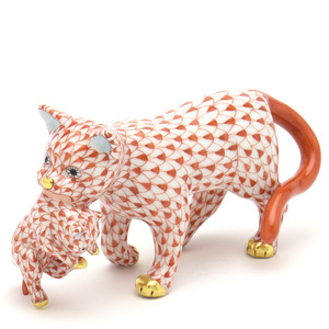 ヘレンド 子猫を咥えて運ぶ猫 ビューヘレンド 赤色の鱗模様 金彩仕上げ 手描き 磁器製 ネコ 置物 飾り物 ねこ ハンガリー製 新品 Herend