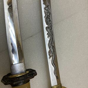 YK8373 日本刀 模造刀 龍彫刻／他 全長約65cn／54cm 2点まとめ 現状品 0109の画像2