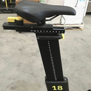 ■値下げ★TECHNOGYM Group Cycle Ride テクノジム グループサイクルライド 中古 バイク トレーニング 発電式 家財便発送【H24011710】の画像10