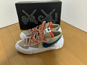 KAWS × SACAI × BLAZER LOW "REED" DM7901-200 （タン/リード/ブライトスプルース/ホワイト）