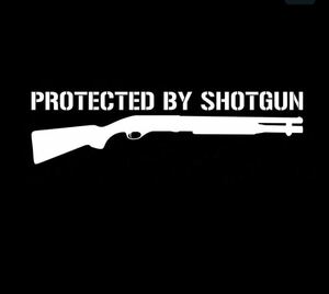 Protectd by Shotgun】白: デカール/カッティングステッカー: 15x4cm: 狩猟 射撃 シューティング ハンティング 散弾銃 ショットガン