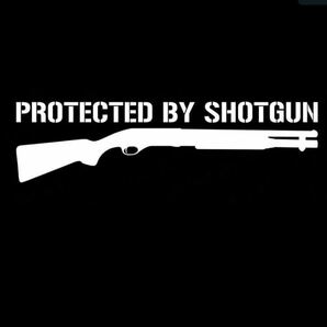 Protectd by Shotgun】白: デカール/カッティングステッカー: 15x4cm: 狩猟 射撃 シューティング ハンティング 散弾銃 ショットガンの画像1