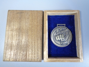 慶應義塾　空手部　皇紀２５９６年　記念章　メダル　バッジ　＊0303-3