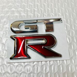 日産　GTR エンブレム 金属製　レッドXシルバー 1個