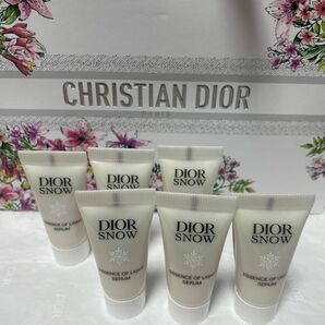 AKIRA様 現品サイズ！Dior 新作　スノー エッセンス オブ ライト セラム 30mlx2