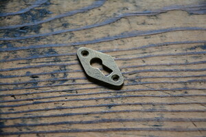 NO.8541 古い真鍮鋳物のキーホールプレート 32mm 検索用語→A25gアンティークビンテージ古道具真鍮金物扉ドア鍵穴