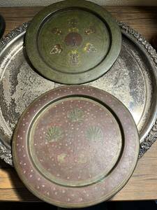 India インド Vintage ヴィンテージ 工芸品 孔雀 彫刻 銅 ブロンズプレート 飾り皿 絵皿 赤 緑 2枚セット