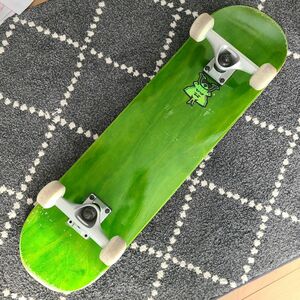 ぐぐぐ、グリーンのデザインがシブちぃ！サイズ7.75 x 31.25 インチ　 スケートボード 完成品 コンプリートセット スケボ