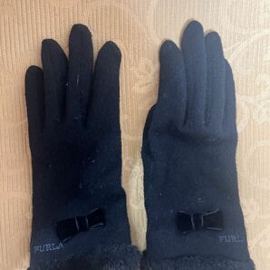 FURLA 可愛い 手袋 グローブ 黒 ブラック ネイビー 紺 防寒 フルラ ブランド ファー リボン スマホ対応 スマホ操作