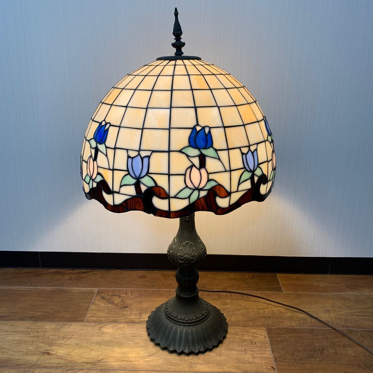 Glasmalerei, fleckige Lampe, Tischlampe, Lampe, Antiquität, Blumenmuster, stylische Retro-Atmosphäre, indirekte Beleuchtung, Bett, Schlafzimmer, gebraucht, 40 x 40 x 75, Handwerk, Kunsthandwerk, Glaskunst, Glasmalerei