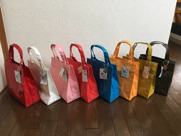☆ 新品 ミニトートバッグ バッグ 小物入れ サテン カラー8色 PVCラミネート鞄 かばん レディースバッグ　1個の値段です